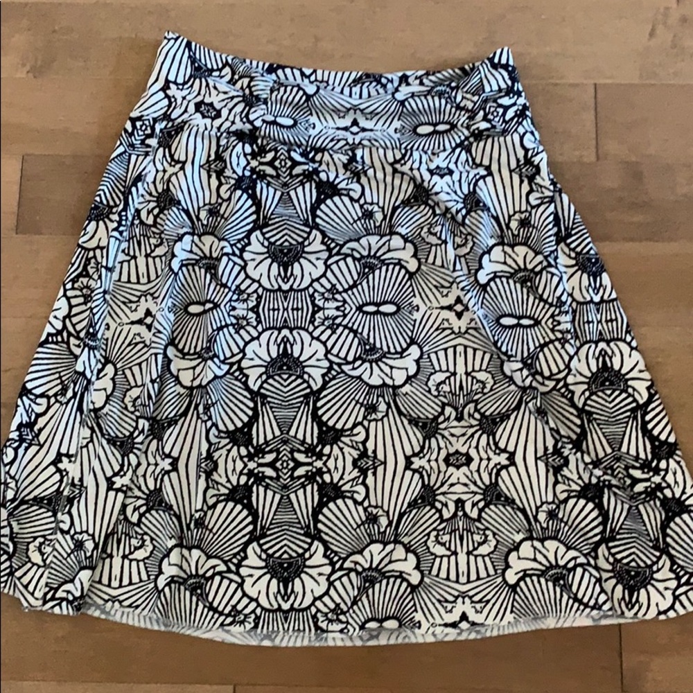 Cute black and white stretchy skirt.